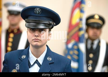 Les membres de la Garde d'honneur conjointe participent aux États-Unis Changement de commandement de la commande centrale, en tant qu'États-Unis Le général de l'armée Michael « Erik » Kurilla prend le commandement des États-Unis Corps de marine général Kenneth F. McKenzie Jr., Tampa, Floride, 1 avril 2022. (Photo DoD par Lisa Ferdinando) Banque D'Images