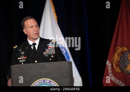 Le nouveau commandant des États-Unis Central Command, États-Unis Le général de l'armée Michael « Erik » Kurilla, prononce des remarques après avoir pris le commandement des États-Unis Corps de marine général Kenneth F. McKenzie Jr., Tampa, Floride, 1 avril 2022. (Photo DoD par Lisa Ferdinando) Banque D'Images