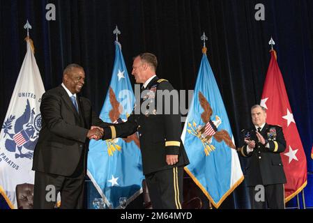 Le secrétaire à la Défense Lloyd J. Austin III félicite le nouveau commandant des États-Unis Central Command, États-Unis Général de l’armée Michael « Erik » Kurilla, lors de la cérémonie de passation de commandement, Tampa, Floride, 1 avril 2022. (Photo DoD par Lisa Ferdinando) Banque D'Images