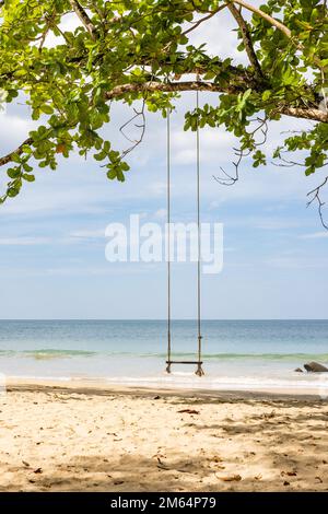 Une balançoire à petite plage de sable dans le parc national de Lamrus, Khao Lak, Thaïlande. Mer d'Andaman. Banque D'Images