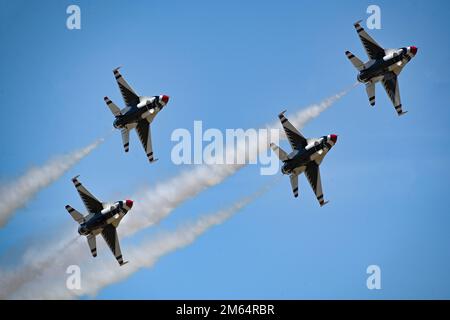 L'escadron de démonstration aérienne de l'US Air Force 'Thunderbirds' pratique leur acte en préparation pour la Shaw Air & Space Expo à Shaw Air Force base, Caroline du Sud, le 1er avril 2022. L'équipe est composée de huit pilotes, de quatre agents de soutien, de quatre civils et de plus de 100 membres du personnel recruté exerçant dans près de 30 spécialités. 20FW, Air Show, Shaw Proud, ShawAirExpo, Team Shaw, Wild Weasels, Banque D'Images