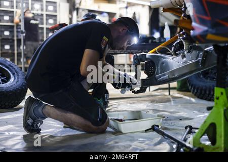 Ambiance, bivouac, mécanicien, mécanicien pendant la phase 1 du Dakar 2023 autour du camp de la mer, sur 1 janvier 2023 près de Yanbu, Arabie Saoudite - photo: Julien Delfosse/DPPI/LiveMedia Banque D'Images