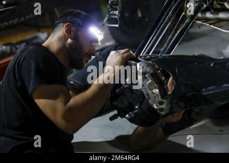 Ambiance, bivouac, mécanicien, mécanicien pendant la phase 1 du Dakar 2023 autour du camp de la mer, sur 1 janvier 2023 près de Yanbu, Arabie Saoudite - photo: Julien Delfosse/DPPI/LiveMedia Banque D'Images