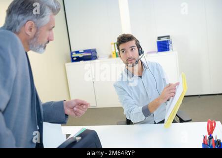 Jeune homme près de réception dans l'hôtel Banque D'Images