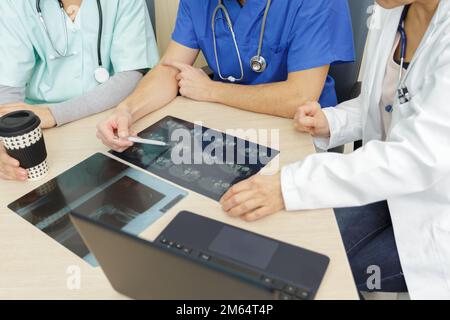 médecin ayant une conversation avec ses collègues Banque D'Images