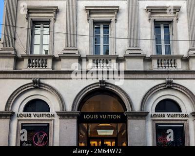 Milan, Italie. 02nd janvier 2023. Vue générale du magasin Prada à la galerie Vittorio Emanuele à Milan. Crédit : SOPA Images Limited/Alamy Live News Banque D'Images