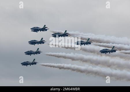 L'équipe aérienne italienne Frecce Tricolori effectue des manœuvres aériennes d'experts lors d'une journée portes ouvertes à la base aérienne d'Aviano, en Italie, au 1 avril 2022. Frecce Tricolori se traduit littéralement par des flèches tricolores et l'équipe est la plus grande équipe de voltige militaire au monde pour effectuer des manœuvres aériennes. Banque D'Images