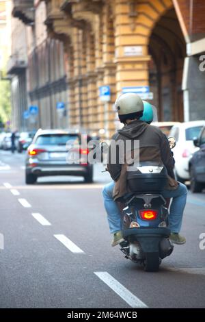 scooter dans la circulation urbaine Banque D'Images