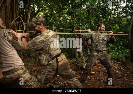 ÉTATS-UNIS Des parasauveteurs de la Force aérienne affectés à l'équipe bleue de l'escadron de sauvetage 38th ont mis en place un système de corde pour traverser une voie navigable dans la jungle de Wahiawa, à Hawaï, en 1 avril 2022. Le passage de corde garantit que les aviateurs de guerre spéciaux sont en mesure d'arriver à leur destination efficacement. Les 38th RQS se sont entraînés dans la guerre de la jungle pour adapter les tactiques, techniques et procédures de sauvetage du personnel pour la région Indo-Pacifique. Banque D'Images