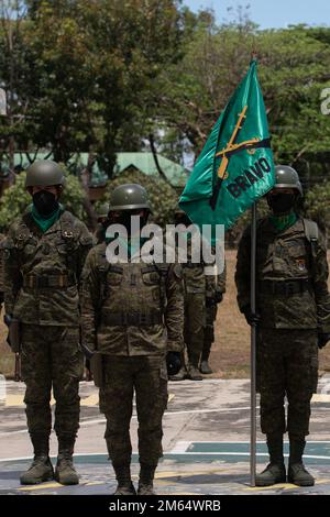 Armée des Philippines 7th Division d'infanterie, Compagnie Bravo Para Raiders est à l'attention en formation lors de la cérémonie du quatrième anniversaire du Commandement des opérations spéciales des Forces armées des Philippines à fort Magsaysay, Nueva Ecija, Philippines, 1 avril 2022. (États-Unis Photographie de l'armée par le SPC Joshua Oller/28th Détachement des affaires publiques) Banque D'Images