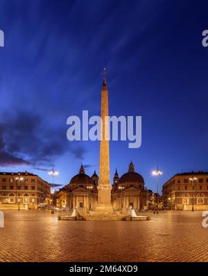 Piazza del Popolo à Rome, Italie avec l'obélisque la nuit. Banque D'Images