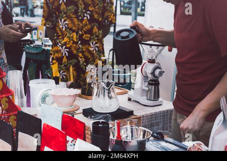 Homme Barista verser de l'eau pour préparer du café trempé. Banque D'Images