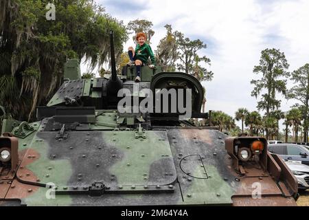 Un enfant est assis au sommet d'un véhicule de combat de la 3e division d'infanterie M2A4 Bradley de l'armée américaine au Deer Creek course au Landings Club, Savannah, Géorgie, le 2 avril 2022. L'exposition statique des véhicules faisait partie de la Journée d'appréciation militaire, tenue l'avant-dernier jour du Championnat de voitures de club. 3ID, Club car Championship, Golf, appréciation militaire, hélicoptère, affichages statiques, Banque D'Images