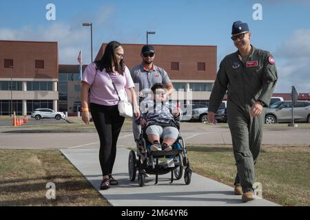 Le lieutenant-colonel Sam Stephens, pilote de l'aile Fighter 138th, accueille Grayson 'Blazin' Anthony, pilote de l'aile Fighter 138th pour Une journée, et sa famille 2 avril 2022 à la base de la Garde aérienne nationale de Tulsa, en Oklahoma. Le programme Pilot for A Day est un événement spécial mis en place pour les enfants atteints de maladies potentiellement mortelles afin de renforcer leur moral et d'offrir une expérience amusante qui comprenait une visite du bâtiment de l'escadron des opérations, du hangar et du service des incendies. Banque D'Images