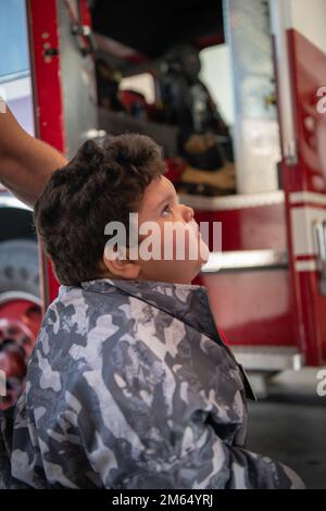 Grayson 'Blazin' Anthony, pilote de l'aile de chasse 138th pour une journée, écoute attentivement les informations sur la machine à incendie 2 avril 2022 à la base aérienne de la Garde nationale de Tulsa, en Oklahoma. Le programme pilote pour Une journée permet aux enfants atteints de maladies potentiellement mortelles de vivre une journée dans la vie d'un pilote de chasse. Banque D'Images