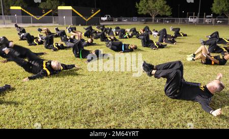 Les membres de la Garde nationale des Îles Vierges suivent chaque matin une formation physique au Camp Shelby, Mississippi, en avril 2022. L'entraînement physique (PT) est important pour l'ensemble de l'armée parce qu'il maintient une bonne santé, aide à garder les membres en forme et en forme, et permet aux soldats d'être productifs. Banque D'Images