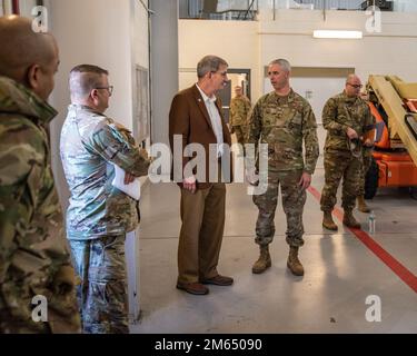 Le colonel Daniel J. Begin, commandant du Groupe de maintenance 166th (à droite), partage la mission et les réalisations de son unité avec M. Devin L. Cate, directeur exécutif, Garde nationale aérienne, lors d'une visite à la base de la Garde nationale aérienne de New Castle, au 2 avril 2022. M. Cate a rencontré des hauts dirigeants et des aviateurs pour en apprendre davantage sur la mission de la Garde nationale aérienne du Delaware et pour reconnaître les meilleurs interprètes. (Photos de la Garde nationale aérienne par Tech. Sgt Alonzo Chapman) Banque D'Images