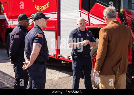 M. James Knightly, chef des pompiers de la 166th Escadre du pont aérien, partage la mission de son équipe avec M. Devin L. Cate, directeur exécutif de la Garde nationale aérienne, lors d'une visite à la base de la Garde nationale aérienne du Nouveau-Château, au 2 avril 2022. M. Cate a rencontré des hauts dirigeants et des aviateurs pour en apprendre davantage sur la mission de la Garde nationale aérienne du Delaware et pour reconnaître les meilleurs interprètes. (Photos de la Garde nationale aérienne par Tech. Sgt Alonzo Chapman) Banque D'Images