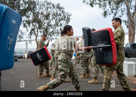 ÉTATS-UNIS Airman Maryjun Denise Mejia, responsable des services de santé du groupe médical 163D, Garde nationale de l'air de Californie, frappe avec un bâton de mousse lors de la formation de contrôle de Riot de niveau 2 au site de formation régional de la base de réserve aérienne de mars, Californie, 2 avril 2022. La formation anti-émeute est un cours de deux jours dans lequel les aviateurs apprennent l'utilisation de la force, des tactiques, entre autres principes de base de contrôle anti-émeute pour une utilisation avec de grandes foules. Tous les participants sont des bénévoles et sont les premiers à intervenir après les aviateurs des forces de sécurité en cas d'urgence. Banque D'Images