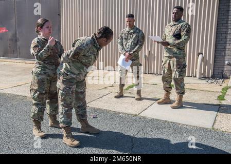 Airman 1st classe Jaliza Rosario, à gauche, recherche le premier Airman Zaniyah Beachum tandis que le premier Airman Salomon Sterling, à droite, et le sergent d'état-major Steven Vinamarte observent lors d'un scénario d'entraînement tenu le 2 avril 2022 à la base commune McGuire-Dix-Lakehurst, au N. J. L'escadron 108th des Forces de sécurité a mené une formation selon divers scénarios qui impliquaient de bien chercher une personne tout en restant en sécurité. Banque D'Images