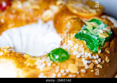 Roscón. Roscon de Reyes. Gâteau au beurre. Petit pain fait d'une pâte douce en forme de toroïde décoré de tranches de confit Banque D'Images