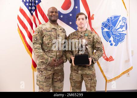 Le Sgt Christian Stafford, 37th Infantry Brigade combat Team, se tient avec son trophée aux côtés du Sgt. Maj Sheldon Chambliss , Sergent-major de commandement de la Garde nationale de l'Armée de l'Ohio durant la cérémonie de remise des prix pour le concours du meilleur guerrier de la Garde nationale de l'Armée de l'Ohio au camp de la Garde nationale de l'Armée de l'Ohio James A. Garfield joint Military Training Centre, Ravenna, Ohio, 3 avril 2022. Stafford a gagné 1st places parmi les officiers non commissionnés et a pris le titre de la garde nationale de l'Armée de l'Ohio NCO de l'année. Les gagnants de la CBB représenteront ensuite la Garde nationale a de l'Armée de l'Ohio Banque D'Images