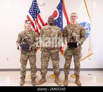 Sgt Christian Stafford (à gauche), 37th équipe de combat de la Brigade d'infanterie, Sgt. Maj. Sheldon Chambliss (au milieu), sergent-major du Commandement d'État de la Garde nationale de l'Ohio, Et le SPC. Brock Cerneka (à droite), commandant de la troupe 73rd, se tiennent lors de la cérémonie de remise des prix pour la compétition du meilleur guerrier de la Garde nationale de l'Armée de l'Ohio (CBB) au Centre d'entraînement militaire conjoint James A. Garfield du Camp de la Garde nationale de l'Armée de l'Ohio, à Ravenne, Ohio, 3 avril 2022. Cerneka a remporté la première place parmi les soldats juniors non inscrits et a remporté le titre de soldat de l'année de la Garde nationale de l'Armée de l'Ohio. Stafford a remporté la première place parmi Banque D'Images