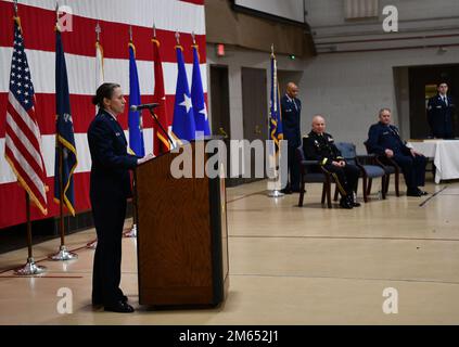 ÉTATS-UNIS Force aérienne Brig. Le général Denise Donnell parle aux dirigeants réunis de la Garde nationale de New York à la suite de son accession au commandement des 5 900 membres de la Garde nationale aérienne de New York au quartier général de la Force interarmées à Latham, dans l'État de New York, en 2 avril 2022. Donnell, la première femme commandant de New York de sa composante de la Garde nationale aérienne. Suit le général Timothy LaBarge de la Force aérienne, qui a pris sa retraite après 39 ans de service. Banque D'Images