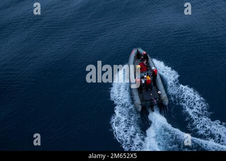 220402-N-CM110-2210 OCÉAN PACIFIQUE (2 avril 2022) – des marins affectés au navire d'assaut amphibie USS Tripoli (LHA 7) exploitent un bateau gonflable à coque rigide (RHIB) au cours d'une évolution d'entraînement, à 2 avril. Tripoli mène actuellement des opérations de routine dans la flotte américaine 3rd. Banque D'Images