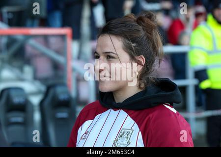 Northampton, Royaume-Uni. 2nd janvier 2023. Le champion de boxe Chantele Cameron avant le match de la Sky Bet League 2 entre Northampton Town et Leyton Orient au PTS Academy Stadium, Northampton, le lundi 2nd janvier 2023. (Credit: John Cripps | MI News) Credit: MI News & Sport /Alay Live News Banque D'Images