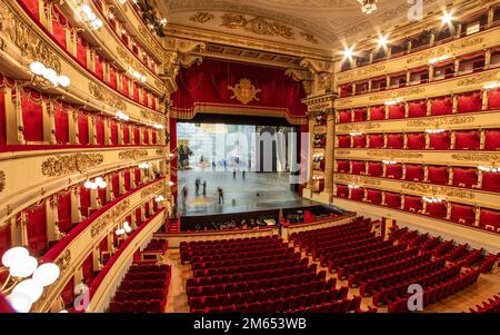 La Scala est l'un des plus grands opéras et théâtres de ballet au monde, le plus célèbre opéra de Milan. Ici en particulier ses sièges rouges typiques Banque D'Images