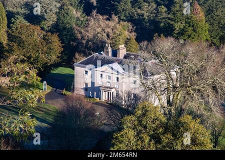 Wicklow, Irlande - 2 janvier 2023 : Maison Avondale dans le Parc forestier Avondale construite en 1777. Vue depuis l'attraction touristique de la promenade des arbres Banque D'Images