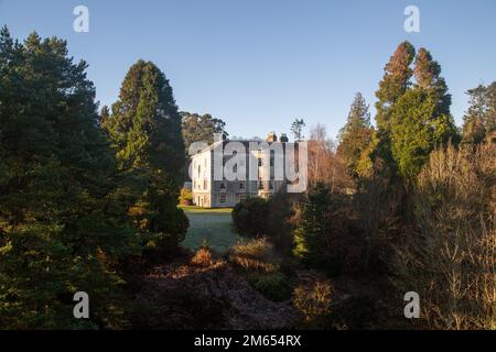 Wicklow, Irlande - 2 janvier 2023 : Maison Avondale dans le Parc forestier Avondale construite en 1777. Vue depuis l'attraction touristique de la promenade des arbres Banque D'Images