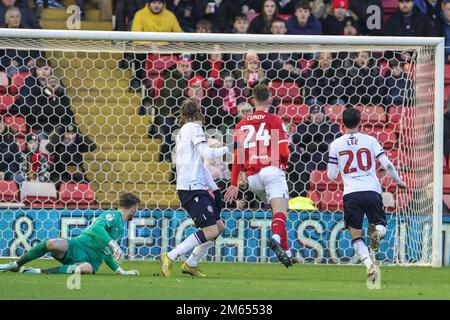 Jón Daði Böðvarsson #9 de Bolton Wanderers a fait 0-2 au cours du match Sky Bet League 1 Barnsley vs Bolton Wanderers à Oakwell, Barnsley, Royaume-Uni, 2nd janvier 2023 (photo de Mark Cosgrove/News Images) Banque D'Images