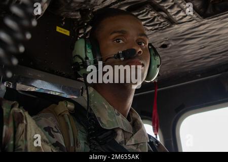 Le sergent d'état-major Benjamin Parler, 108th Training Command (IET), se déplace en tant que passager dans un hélicoptère médical civil après avoir suivi un cours sur la voie médicale pendant la compétition combinée du meilleur guerrier de 2022 à fort Hunter Liggett, en Californie, au 2 avril. Cette année, 15 soldats se sont rendus pour participer au meilleur guerrier, organisé par le Commandement des affaires civiles et des opérations psychologiques de l’Armée des États-Unis (aéroporté), le Commandement de l’instruction 84th et le Commandement de l’instruction 108th de 31 mars à 5 avril 2022. Les concurrents sont évalués en fonction de leur capacité individuelle à s'adapter et à surmonter des scénarios et des batt difficiles Banque D'Images