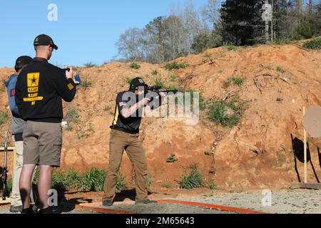 ÉTATS-UNIS Armée Marksmanship Unit action Team Adjointe Chef d'équipe Sgt. 1st classe Joel Turner est en compétition dans le Palmetto State Armory 2022 United States Practical Shooting Association Multigun Nationals à Clinton, Caroline du Sud sur 3 avril 2022. Le Anderson, originaire de Caroline du Sud, a placé 4th personnes dans la division ouverte. Banque D'Images