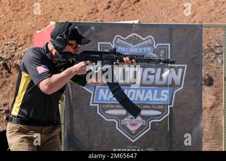 ÉTATS-UNIS Armée Marksmanship Unit action Team Adjointe Chef d'équipe Sgt. 1st classe Joel Turner est en compétition dans le Palmetto State Armory 2022 United States Practical Shooting Association Multigun Nationals à Clinton, Caroline du Sud sur 2 avril 2022. Le Anderson, originaire de Caroline du Sud, a placé 4th personnes dans la division ouverte. Banque D'Images