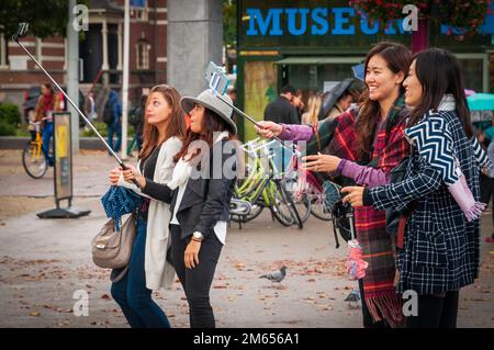 Les touristes prenant des selfies sur des bâtons de selfie. Banque D'Images