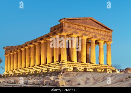 Temple de Concordia à Agrigento, Sicile, Italie au crépuscule. Banque D'Images