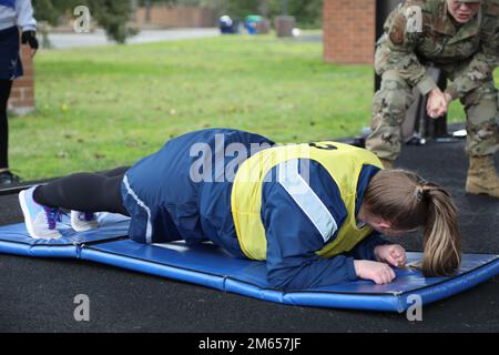 ÉTATS-UNIS L'aviateur principal de la Force aérienne Ann Butler, spécialiste des affaires publiques affecté à l'escadre de transport aérien 446th, effectue une planche, un substitut dans la composante de siège, au cours de son évaluation de la condition physique sur 3 avril 2022, sur la base conjointe Lewis-McChord, Washington. Les autres composants de la forme physique Air Force consistent en une course aérobie multi-navette de 20 mètres, des pompes à relâchement manuel, des croquages transversaux et une planche. Banque D'Images