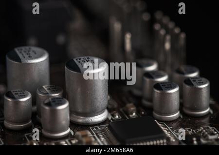 Circuit d'alimentation du processeur sur la carte mère, mosfet, condensateurs à semi-conducteurs, inductances, transistors à effet de champ, gros plan, le choix d'un ordinateur de jeu Banque D'Images