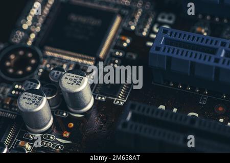 Circuit d'alimentation du processeur sur la carte mère, mosfet, condensateurs à semi-conducteurs, inductances, transistors à effet de champ, gros plan, le choix d'un ordinateur de jeu Banque D'Images