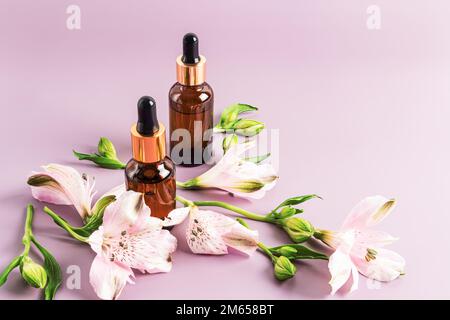 flacons cosmétiques avec produits anti-âge pour les soins de la peau du visage. sérum avec peptides. cosmétiques naturels. arrière-plan pastel Banque D'Images