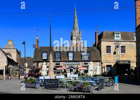 The Golden Fleece pub et Queen Elanor Cross, Sheep Market, Stamford Town, Lincolnshire County, Angleterre, ROYAUME-UNI Banque D'Images