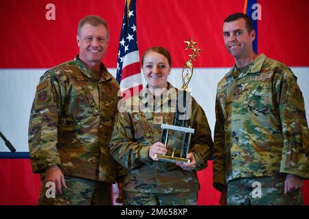 301st membres de l'escadre de chasse posent pour une photo à la base de réserve interarmées de la base aérienne navale de fort Worth, Texas, sur 03 avril 2022. Le colonel Allen Duckworth, commandant de la FW 301, et le sergent-chef Michael Senigo ont remis le prix FW Spirit 301 à l'équipement de vol de l'équipage de la FW 301. Le prix FW Spirit 301 est remis aux unités qui incarnent les valeurs fondamentales et l'excellence. Banque D'Images