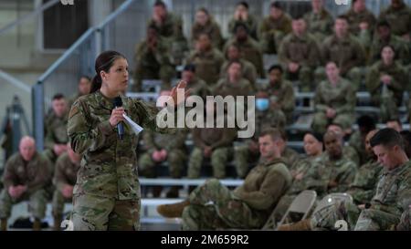 Le lieutenant-colonel Monica Stegall, 126th, escadre de ravitaillement aérien, directeur des plaintes et des résolutions, discute du programme de l’inspecteur général de l’escadre lors d’une réunion avec le 126th Groupe de soutien de la mission sur 3 avril 2022, à la base aérienne Scott, dans l’Illinois. L'aile de la Garde nationale aérienne de l'Illinois vole le KC-135 Stratotanker prêt à ravitailler les forces armées américaines et alliées n'importe quand, n'importe où. Banque D'Images