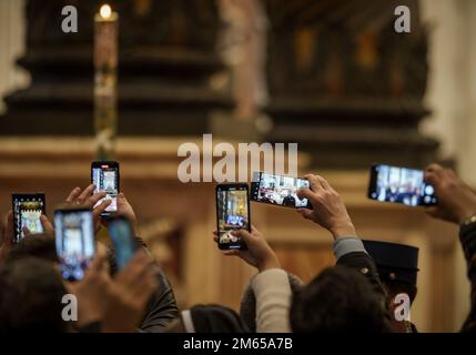 Vatikanstadt, Vatican. 02nd janvier 2023. Le corps du regretté Pape Benoît XVI est publiquement présenté à Saint Basilique de Pierre et photographié par des croyants avec des smartphones. Le Pape émérite est décédé samedi à l'âge de 95 ans. Credit: Michael Kappeller/dpa/Alay Live News Banque D'Images