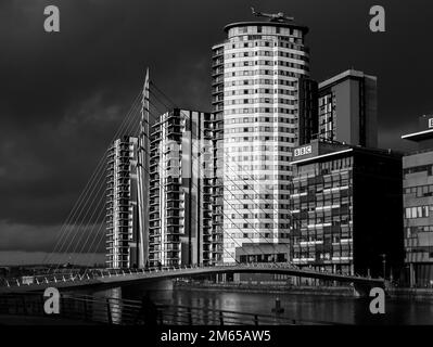 Salford Quays UK janvier 2023 bâtiments modernes et pont Salford Quays Manchester monochrome Banque D'Images