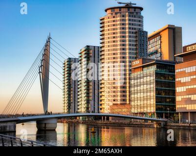 Salford UK janvier 2023 Salford Quays Bureau et appartements modernes donnant sur l'eau Banque D'Images