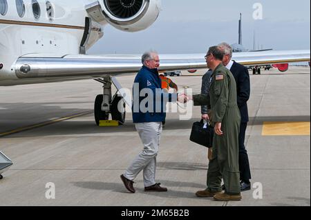 Le sénateur Jerry Moran et le colonel Nate Vogel, commandant de l'escadre de ravitaillement en vol 22nd, saluent le secrétaire de la Force aérienne Frank Kendall lorsqu'il arrive à la base aérienne McConnell, Kansas, 3 avril 2022. À McConnell, le secrétaire Kendall a visité un KC-135 Stratotanker suivi d'un vol sur un KC-46A Pegasus pour examiner en profondeur les cadres d'air de ravitaillement. Le but était de mettre en évidence la modernisation et de comparer les capacités des anciennes et des nouvelles cellules. Banque D'Images